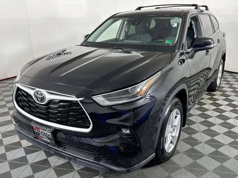 Used 2021 Toyota Highlander LE AWD/4WD image 3