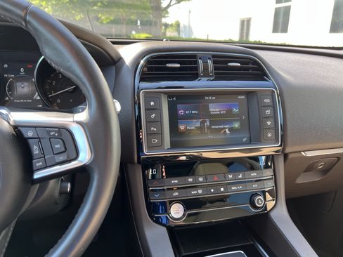 Used 2018 Jaguar F-PACE Prestige AWD/4WD image 18