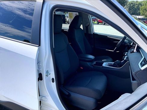 Used 2025 Toyota RAV4 XLE AWD/4WD image 11