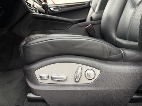 Certified 2024 Porsche Macan S AWD/4WD image 33