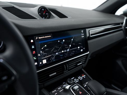 Certified 2023 Porsche Cayenne Platinum Edition image 19