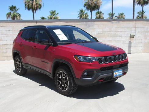 Used 2025 Jeep Compass Trailhawk AWD/4WD image 2