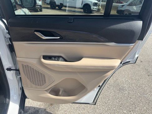 Used 2023 Jeep Grand Cherokee Limited w/ Luxury Tech Group II image 32