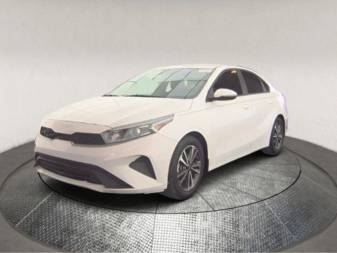 Used 2024 Kia Forte LXS w/ LXS Technology Package FWD image 3