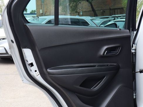 Used 2020 Chevrolet Trax LS FWD image 29