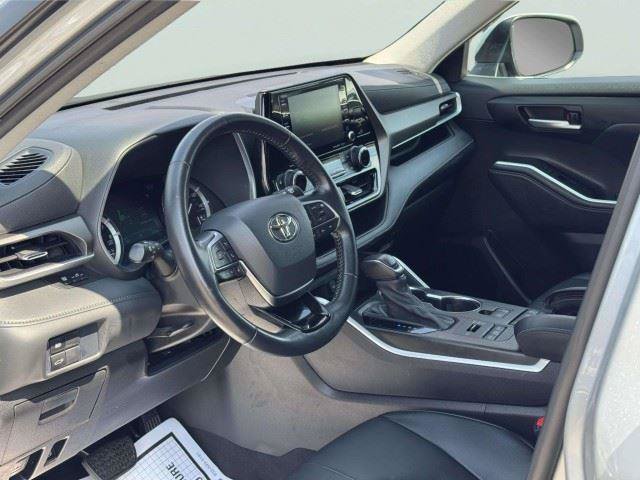 Used 2021 Toyota Highlander XLE AWD/4WD image 21