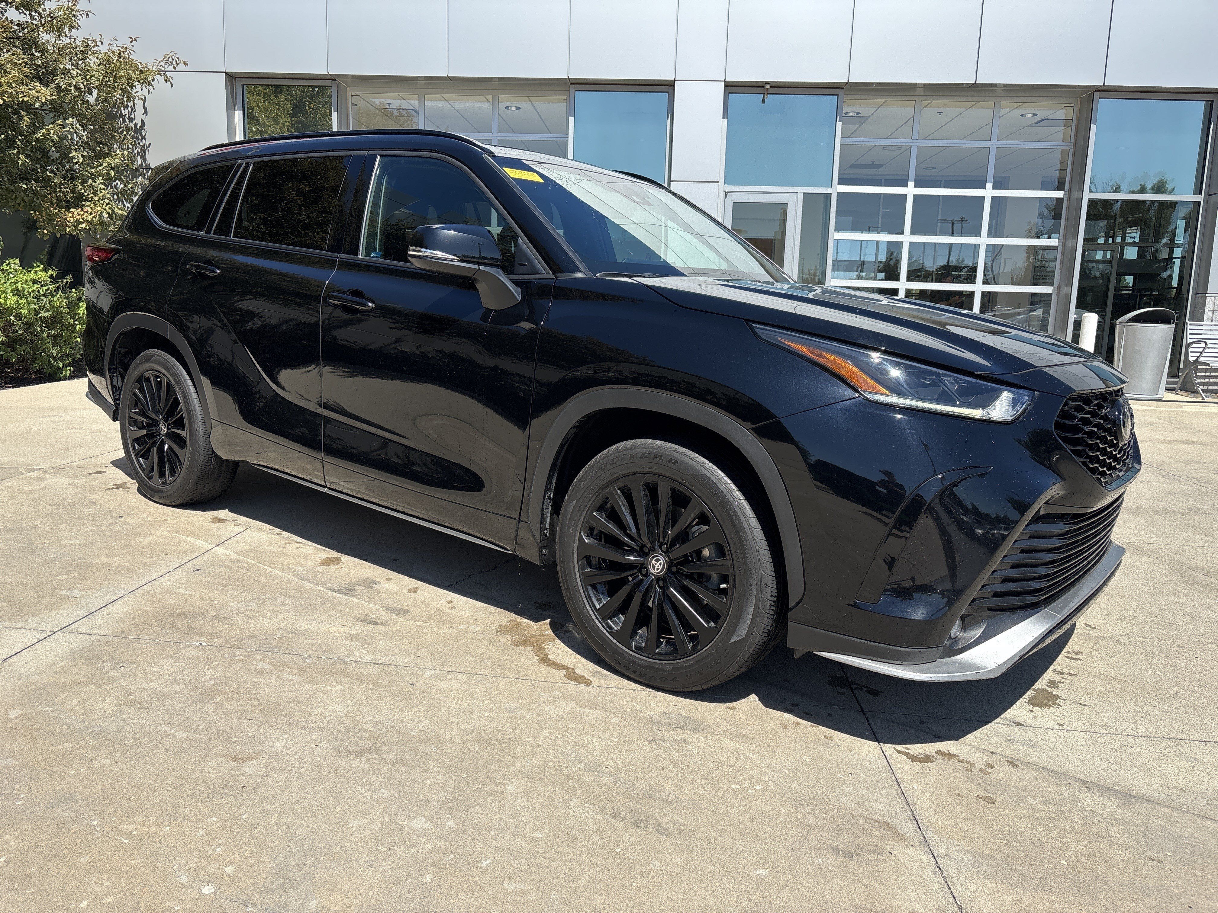 Used 2023 Toyota Highlander XSE AWD/4WD image 2