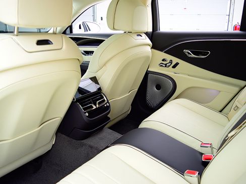 Used 2024 Bentley Flying Spur Azure AWD/4WD image 32