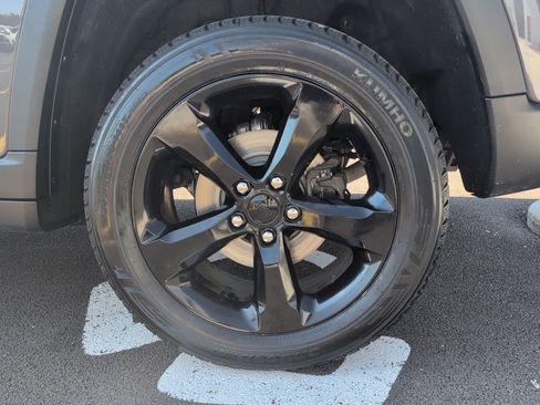 Used 2023 Jeep Grand Cherokee Altitude image 10