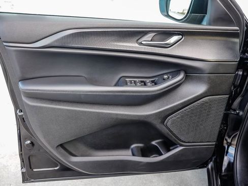 Used 2025 Jeep Grand Cherokee Laredo X image 22