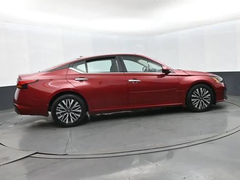 Used 2024 Nissan Altima 2.5 SV w/ SV Premium Package FWD image 4