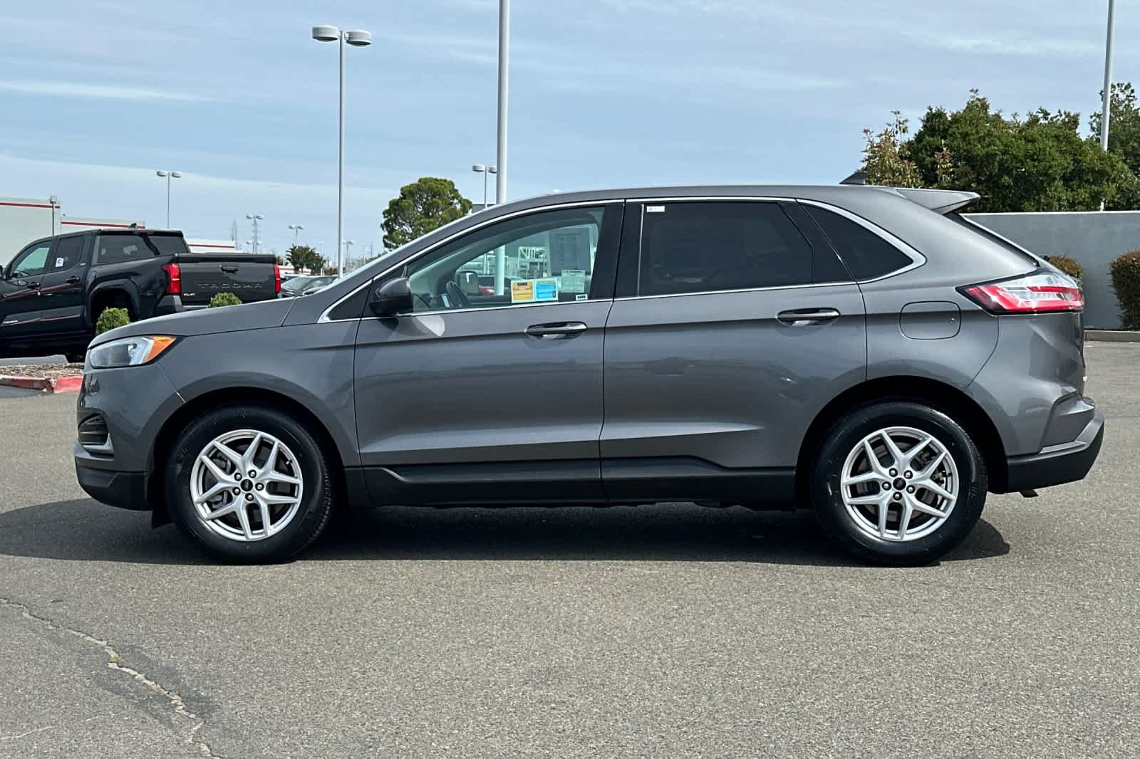 Used 2024 Ford Edge SEL AWD/4WD image 9