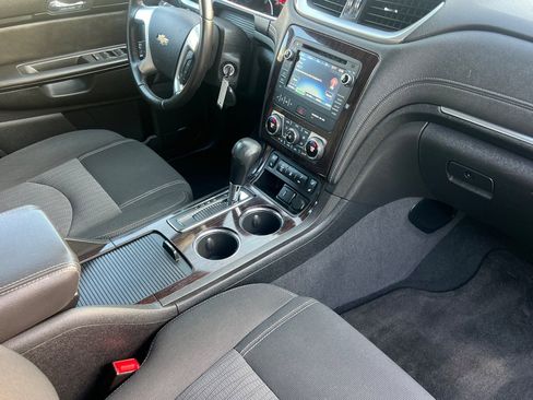 Used 2017 Chevrolet Traverse LT image 17