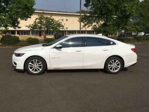 Used 2018 Chevrolet Malibu LT FWD image 3