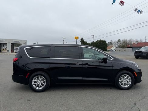New 2026 Chrysler Pacifica Select image 2