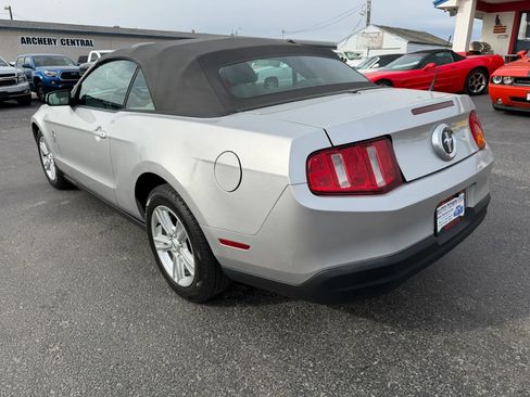 Used 2010 Ford Mustang Convertible image 3