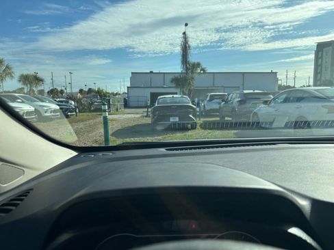 Used 2025 Nissan Versa SV image 34