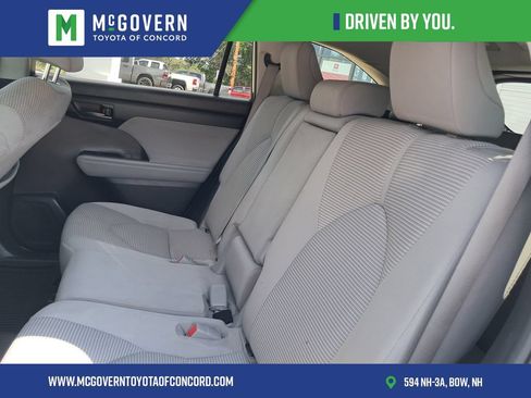 Used 2022 Toyota Highlander LE FWD image 19