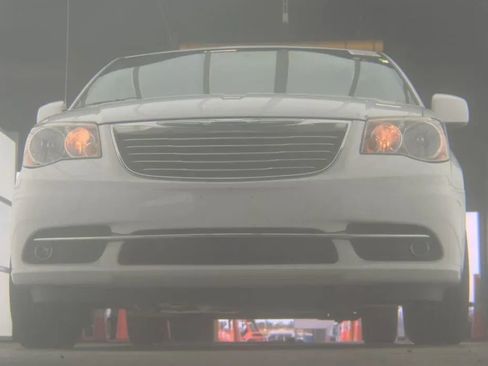 Used 2016 Chrysler Town & Country Touring w/ Driver Convenience Group FWD image 16