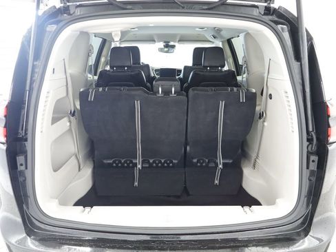 Certified 2023 Chrysler Pacifica Touring-L FWD image 18