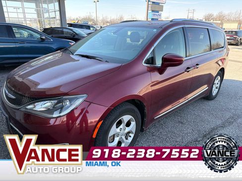 Used 2018 Chrysler Pacifica Touring-L FWD image 1