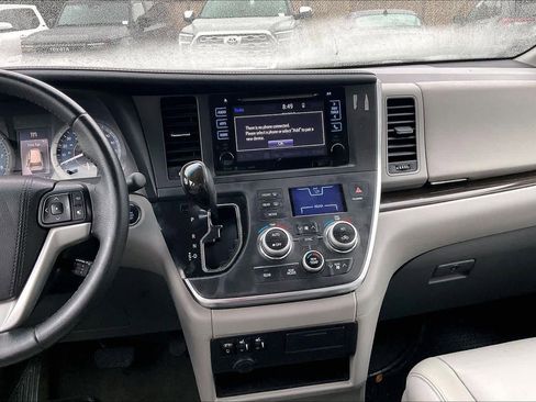 Used 2017 Toyota Sienna XLE w/ XLE Navigation Package image 7