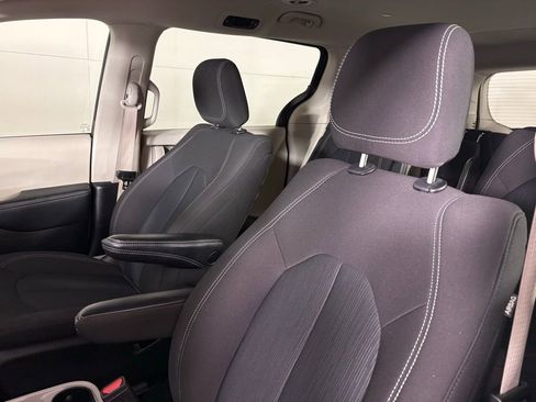 Used 2023 Chrysler Voyager LX image 21