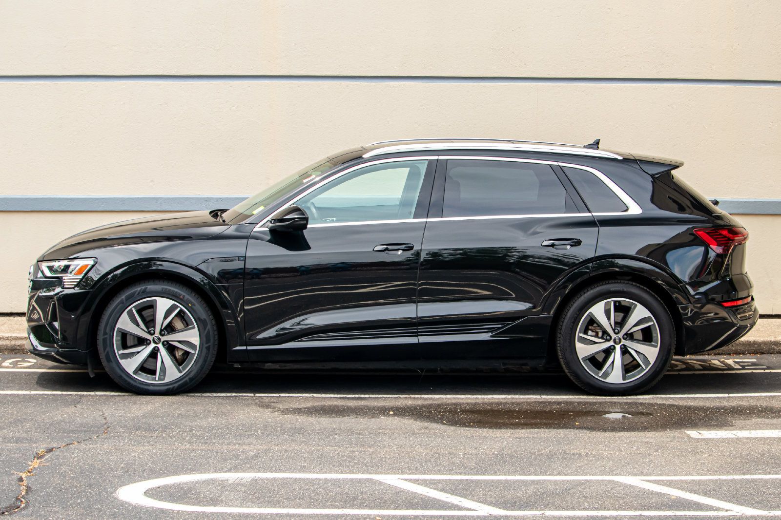 Used 2024 Audi Q8 e-tron Premium Plus w/ Premium Plus Package AWD/4WD image 6