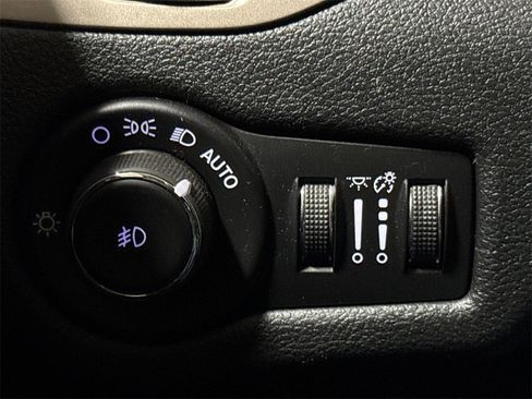 Used 2016 Jeep Cherokee Latitude w/ Cold Weather Group image 18