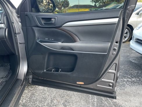 Used 2016 Toyota Highlander LE FWD image 39