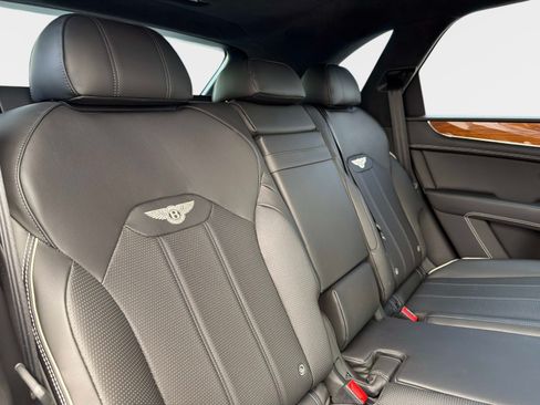 Used 2022 Bentley Bentayga AWD/4WD image 29