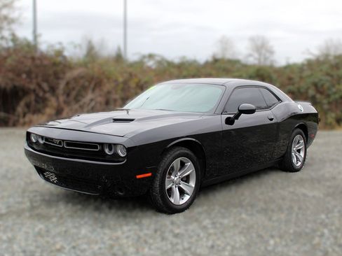 Used 2019 Dodge Challenger SXT image 3