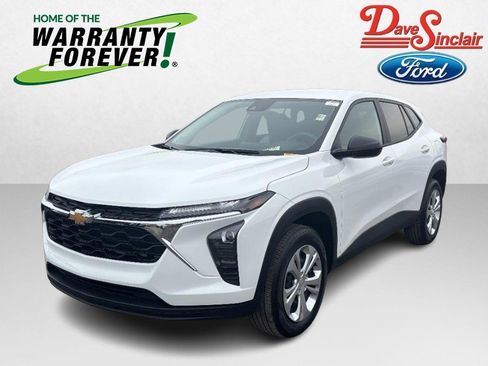 Used 2025 Chevrolet Trax LS image 1