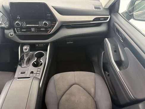 Used 2025 Toyota Highlander LE FWD image 28