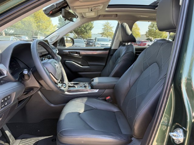 Used 2025 Toyota Highlander Platinum AWD/4WD image 26