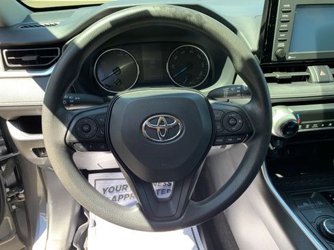 Used 2020 Toyota RAV4 LE w/ Carpet Mat Package AWD/4WD image 16