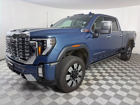 Used 2024 GMC Sierra 2500 Denali w/ Denali Reserve Package AWD/4WD image 3