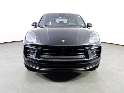 Certified 2025 Porsche Macan AWD/4WD image 9
