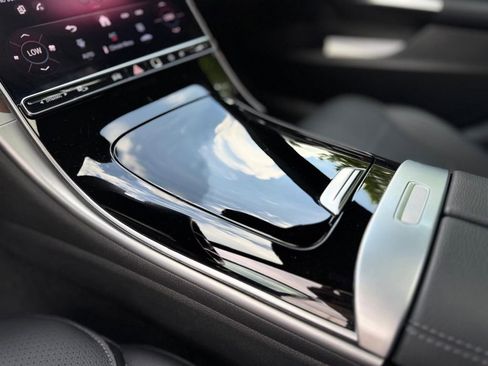 Used 2025 Mercedes-Benz C 300 4MATIC Sedan image 17
