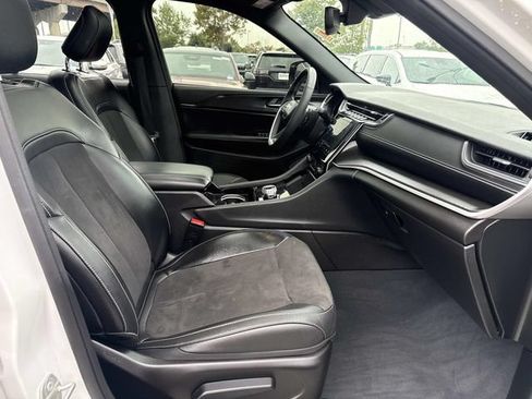 Used 2023 Jeep Grand Cherokee Altitude AWD/4WD image 9