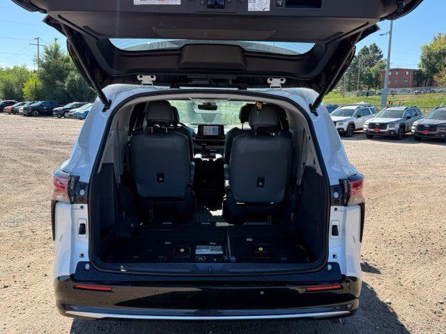 Used 2022 Toyota Sienna Limited AWD/4WD image 16