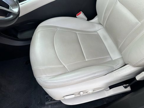 Used 2024 Buick Enclave Essence image 11