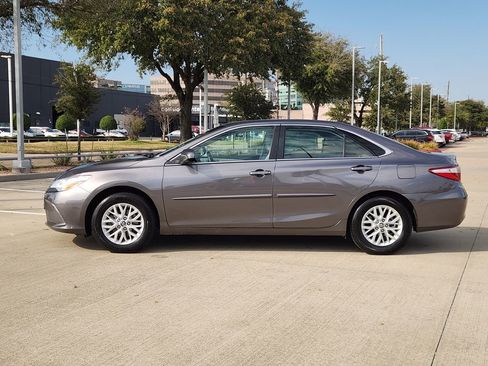 Used 2017 Toyota Camry LE image 4