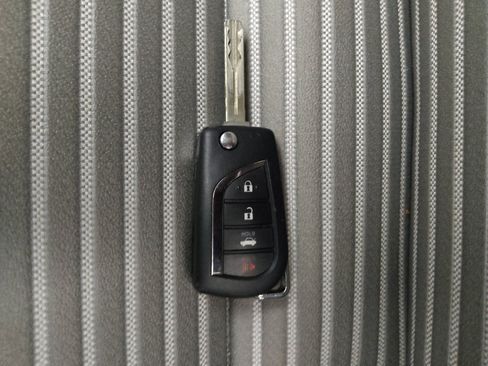 Used 2019 Toyota Camry SE image 32