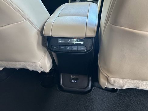 Used 2024 Toyota Highlander XLE AWD/4WD image 29