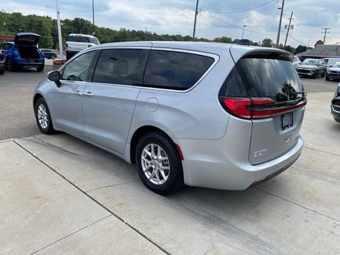Used 2023 Chrysler Pacifica Touring-L FWD image 7