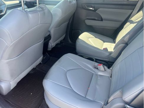 Used 2023 Toyota Highlander XLE AWD/4WD image 6