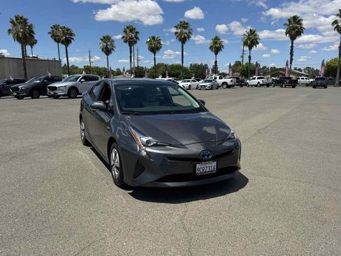 Used 2017 Toyota Prius Two FWD image 3