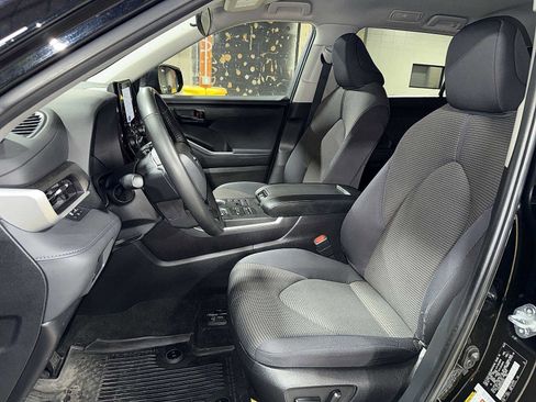 Used 2023 Toyota Highlander LE AWD/4WD image 15