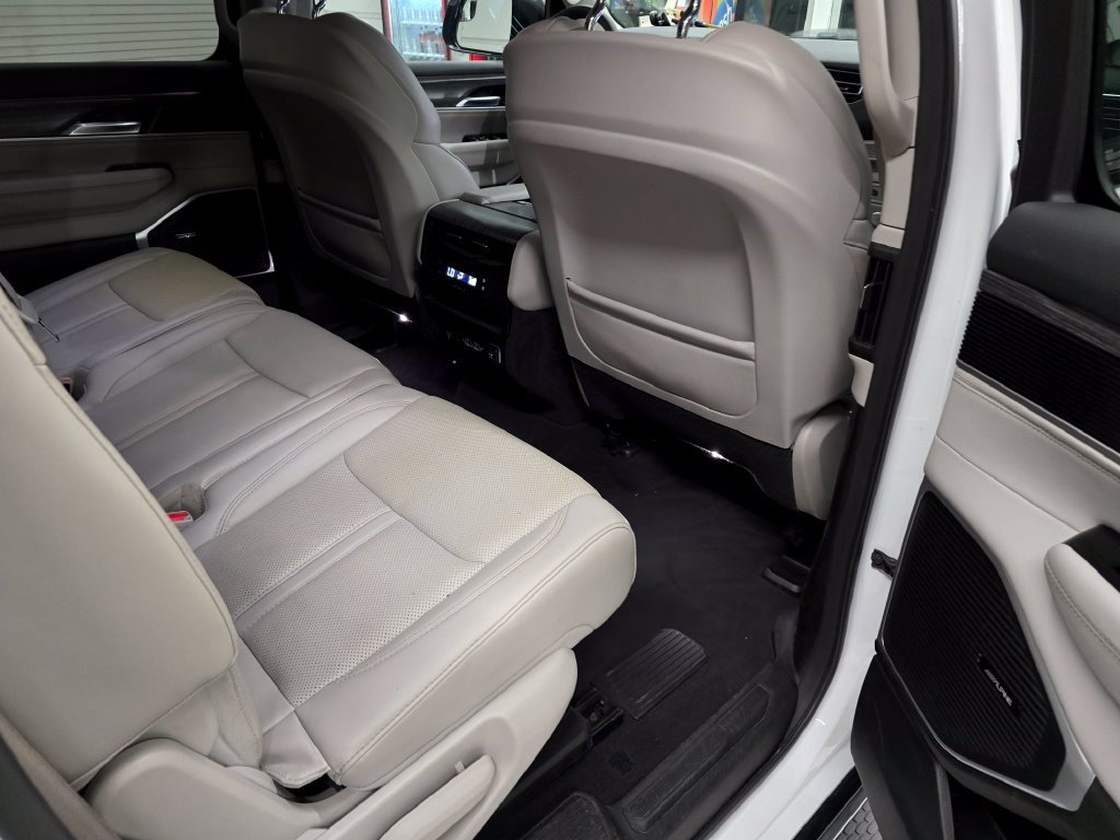 Used 2024 Jeep Wagoneer L Series II w/ Flexible Seating Group AWD/4WD image 36